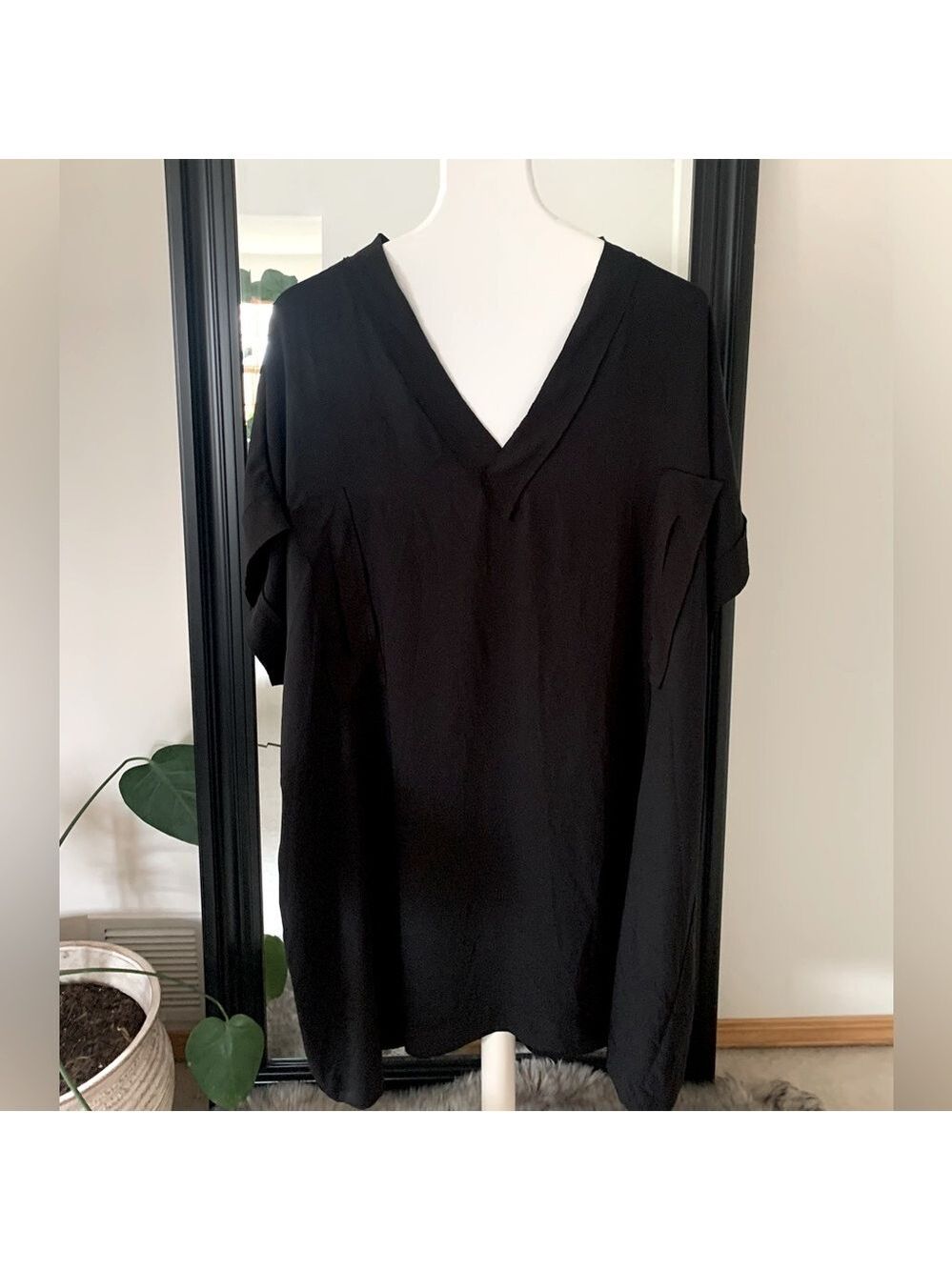 MAKING THE CUT Black V-Neck Short Sleeve Dress